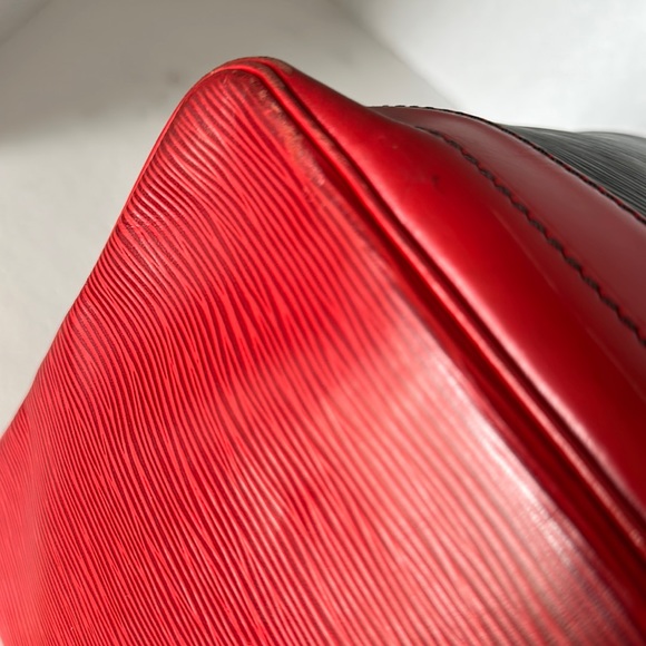 AUTHENTIC LOUIS VUITTON ÉPI NOE BI-COLOUR LEATHER SHOULDER BAG. - Picture 8 of 15